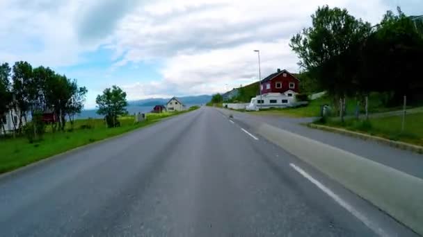 ノルウェーの道路で車を運転する — ストック動画