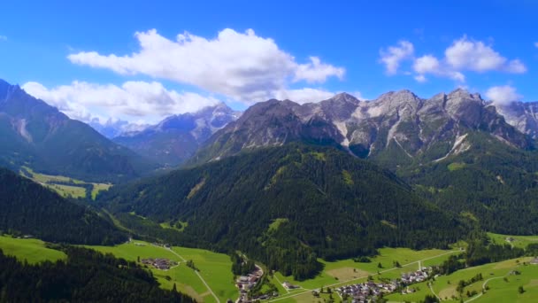 Szcenírozott kilátás nyílik a gyönyörű táj az Alpokban, gyönyörű természet Olaszország. Légi FPV drónrepülések. — Stock videók