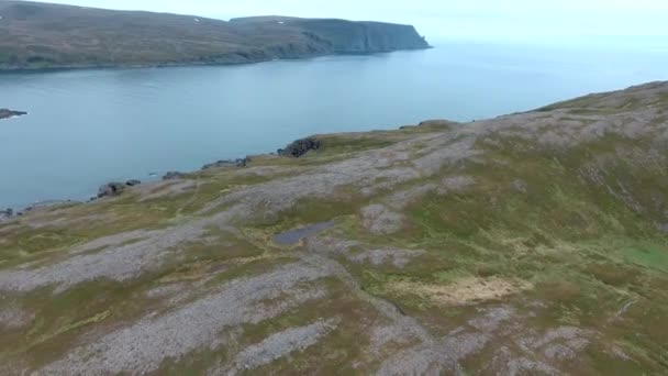 Kuzey Norveç 'teki Barents Denizi kıyısı Kuzey Burnu' ndan (Nordkapp) hava görüntüleri. — Stok video