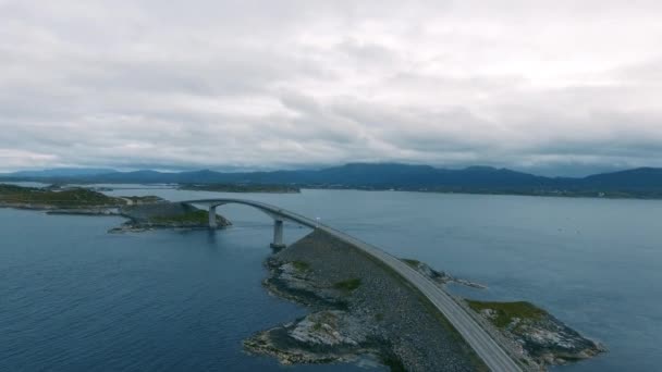 Widok z lotu ptaka Atlantic Ocean Road lub Atlantic Road (Atlanterhavsveien) otrzymał tytuł (Norwegian Construction of the Century). Droga sklasyfikowana jako Krajowa Trasa Turystyczna. — Wideo stockowe