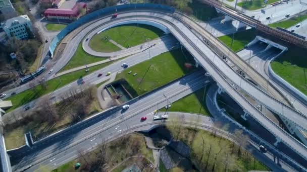 Вид с воздуха на перекресток автострады. Съемка в 4K (UHD) )) — стоковое видео