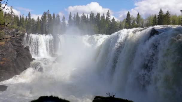Cascata de ristafallet de vídeo em câmera lenta na parte ocidental de jamtland é listada como uma das cachoeiras mais bonitas da Suécia . — Vídeo de Stock