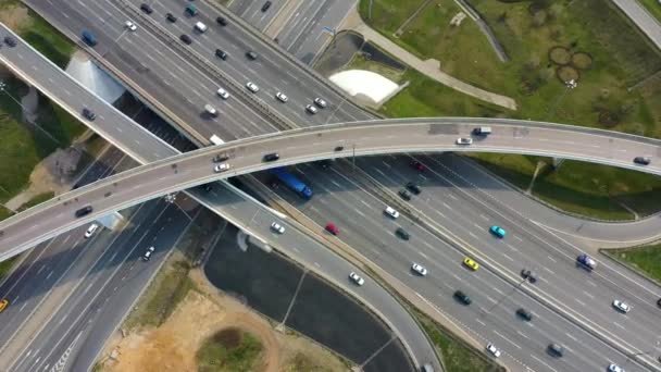 Vista aérea de una intersección de caminos de tráfico de autopista en Moscú. — Vídeos de Stock