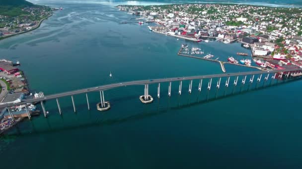 Tromso Köprüsü, Norveç hava fotoğrafçılığından hava görüntüleri. Tromso, nüfusu 50.000 'in üzerinde olan dünyanın en kuzeydeki şehri olarak kabul edilir.. — Stok video