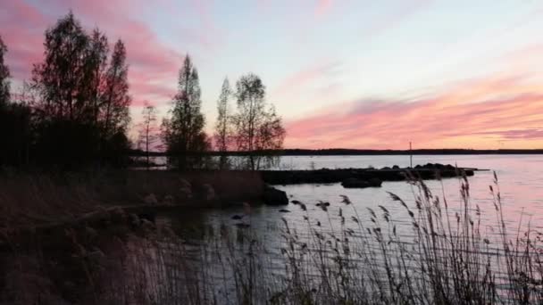 Tramonto cremisi sullo sfondo del Golfo di Botnia Finlandia — Video Stock