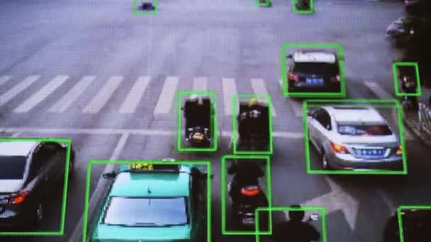 Câmara de vigilância. Rastreamento em tempo real de veículos e pessoas na rua. Imagem pixelizada autêntica de um monitor real . — Vídeo de Stock