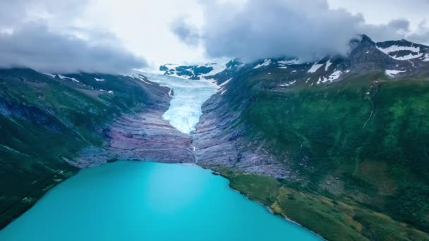 ノルウェーのスバルツェン氷河空中の景色。スバルツェン(Svartisen)は、ノルウェー北部に位置する2つの氷河の総称である。氷河からの水は収集され、水力発電に使用されます。. — ストック動画
