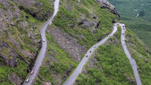 Troll-útvonal Trollstigen vagy Trollstigveien kanyargós hegyi út Norvégiában. — Stock videók