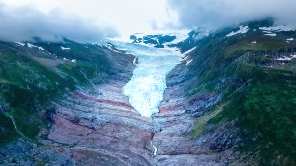 Norveç hava sahasında Svartisen Buzulu. Svartisen, Norveç 'in kuzeyinde yer alan iki buzul için kullanılan ortak bir terimdir. Buzuldaki su toplanır ve hidroelektrik üretimi için kullanılır.. — Stok video