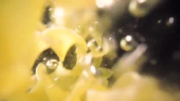Ζυμαρικά φουσίλι πέφτουν στο νερό σε αργή κίνηση — Αρχείο Βίντεο