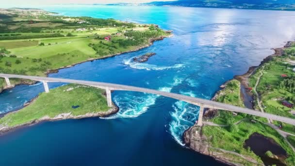 Whirlpools aus dem Strudel von Salzstraumen, Nordland, Norwegen Luftaufnahme wunderschöne Natur. saltstraumen ist eine kleine Meerenge mit einer der stärksten Gezeitenströmungen der Welt. — Stockvideo