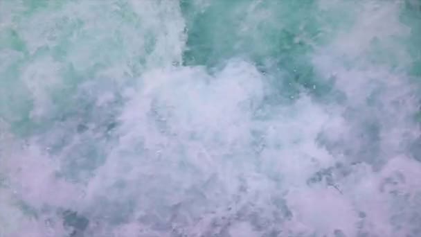 スローモーションを閉じると山の川の水。ノルウェーの美しい自然. — ストック動画