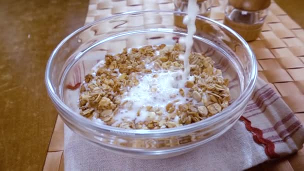 Цілий зерновий мюслі в мисці на ранок смачний сніданок з молоком. Повільний рух з пострілом відстеження обертання . — стокове відео