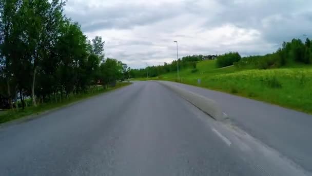 ノルウェーの道路で車を運転する — ストック動画