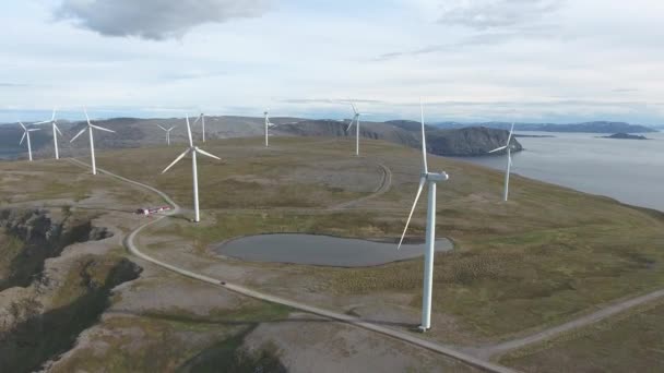 Molinos de viento para producción de energía eléctrica. Vista al Ártico Havoygavelen windmill park, Havoysund, Norte de Noruega Imágenes aéreas . — Vídeos de Stock