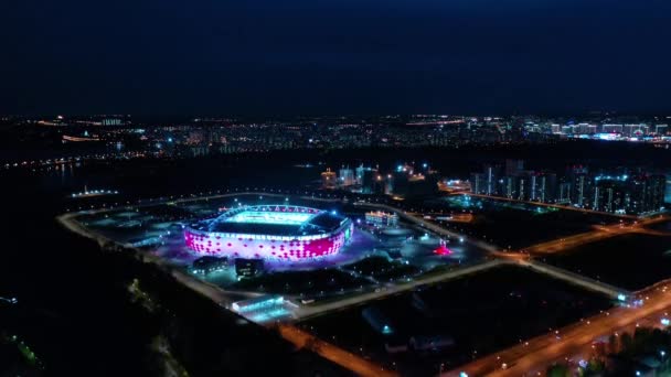 Noční letecký pohled na křižovatku dálnice a fotbalový stadion Spartak Moskva Otkritie Arena — Stock video