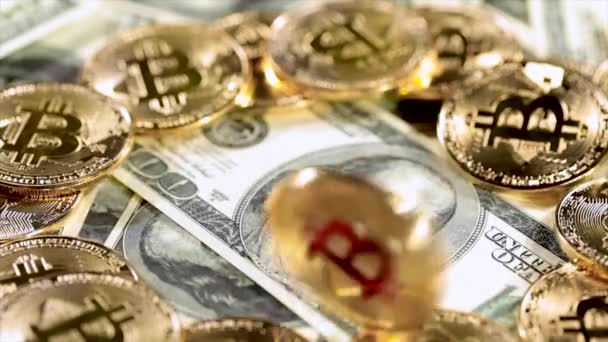 Arany Bit Coin BTC érmék és dollárszámlák. Bitcoin egy világszerte cryptocurrency és digitális fizetési rendszer az úgynevezett első decentralizált digitális valuta. — Stock videók