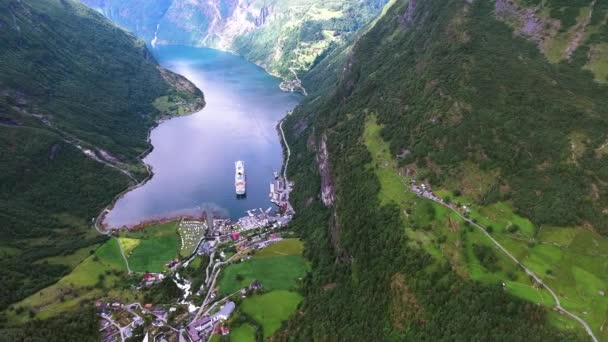 Geiranger fiordo, Bella Natura Norvegia Filmati aerei. Si tratta di un ramo lungo 15 chilometri al largo del Sunnylvsfjorden, che è un ramo al largo della Storfjorden (Great Fjord ). — Video Stock