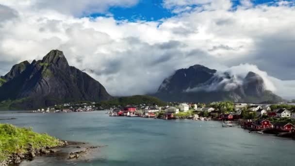 Timelapse Lofoten é um arquipélago da Noruega localizado no condado de Nordland. É conhecida por uma paisagem distinta com montanhas e picos dramáticos, mar aberto e baías abrigadas, praias — Vídeo de Stock