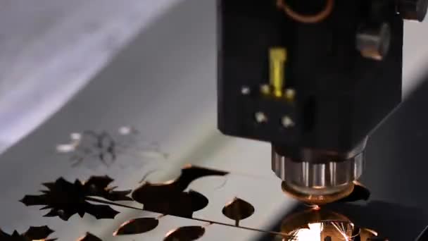 Découpe laser CNC de métal, technologie industrielle moderne.