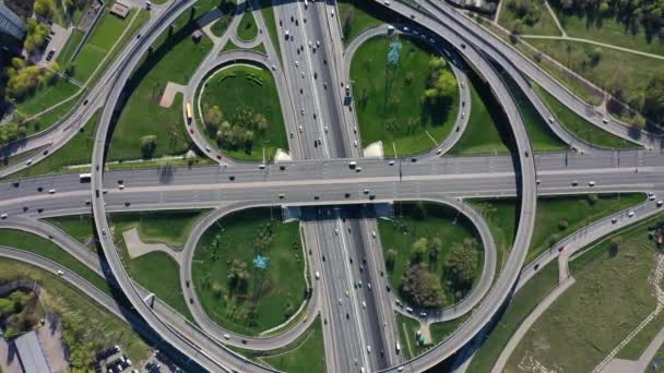 Vista aérea de una intersección de caminos de tráfico de autopista en Moscú. — Vídeos de Stock