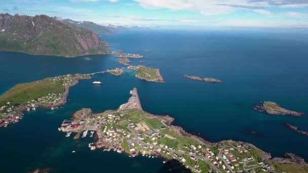 Panorama Islas Lofoten en el condado de Nordland, Noruega. Es conocido por un paisaje distintivo con espectaculares montañas y picos, mar abierto y bahías protegidas, playas y tierras vírgenes . — Vídeos de Stock