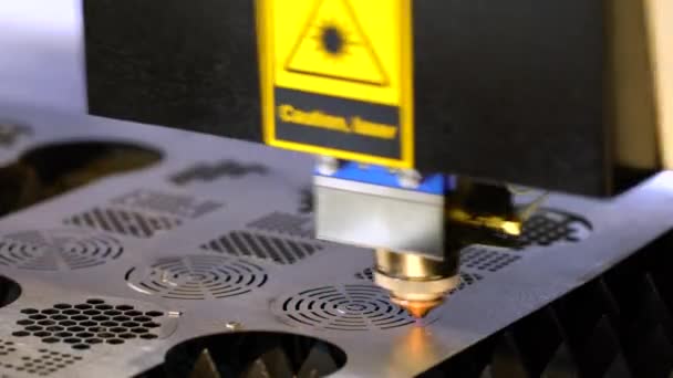 CNC-Laserschneiden von Metall, moderne Industrietechnologie. — Stockvideo