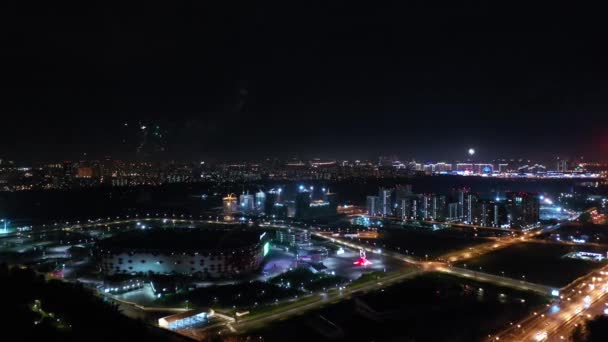 Moscovo à noite. Fogos de artifício festivos sobre a cidade noturna . — Vídeo de Stock