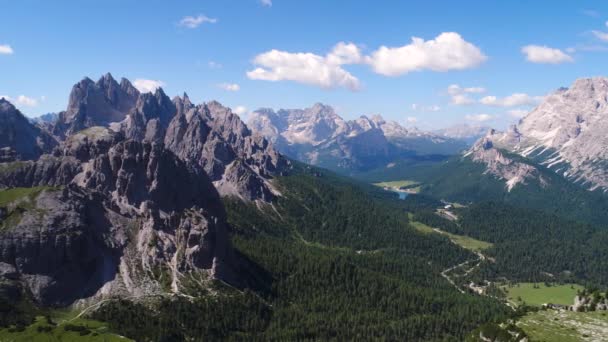 Национальный природный парк Tre Cime In the Dolomites Alps. Прекрасная природа Италии. Авиационные беспилотники FPV — стоковое видео