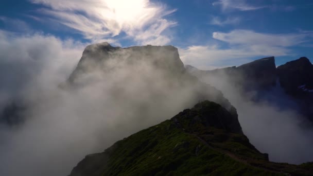 Lofoten es un archipiélago del condado de Nordland, Noruega. Es conocido por un paisaje distintivo con espectaculares montañas y picos, mar abierto y bahías protegidas, playas y tierras vírgenes . — Vídeos de Stock