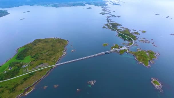 Widok z lotu ptaka Atlantic Ocean Road lub Atlantic Road (Atlanterhavsveien) otrzymał tytuł (Norwegian Construction of the Century). Droga sklasyfikowana jako Krajowa Trasa Turystyczna. — Wideo stockowe