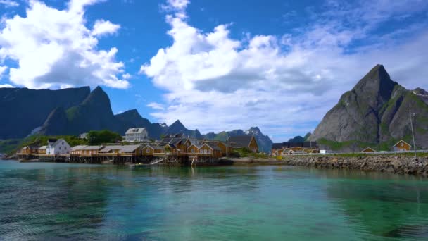 Panorama Islas Lofoten en el condado de Nordland, Noruega. Es conocido por un paisaje distintivo con espectaculares montañas y picos, mar abierto y bahías protegidas, playas y tierras vírgenes . — Vídeos de Stock