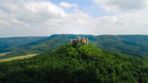 Kasteel Hohenzollern, Duitsland. Luchtvluchten met FPV-drone. — Stockvideo