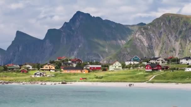 La spiaggia di Timelapse Le isole Lofoten sono un arcipelago della contea di Nordland, Norvegia. È noto per un paesaggio caratteristico con montagne e cime drammatiche, mare aperto e baie riparate, spiagge — Video Stock