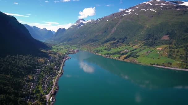 Havadan çekilen görüntüler Güzel Doğa Norveç. Göl ve fiyortların üzerinden uçuyor. Kuş bakışı görüş.. — Stok video