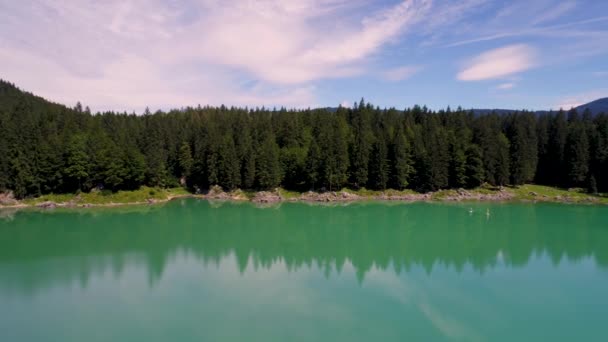 Jezero Lago di Fusine Superiore Itálie Alpy. Letecké lety FPV dronem. — Stock video