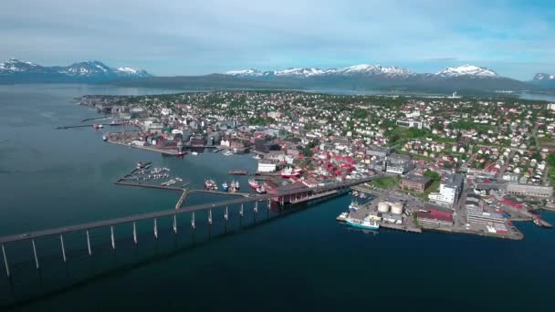 ภาพถ่ายทางอากาศจากสะพานของเมือง Tromso, นอร์เวย์ถ่ายภาพทางอากาศ Tromso ถือเป็นเมืองทางตอนเหนือสุดของโลกที่มีประชากรมากกว่า 50,000 คน . — วีดีโอสต็อก