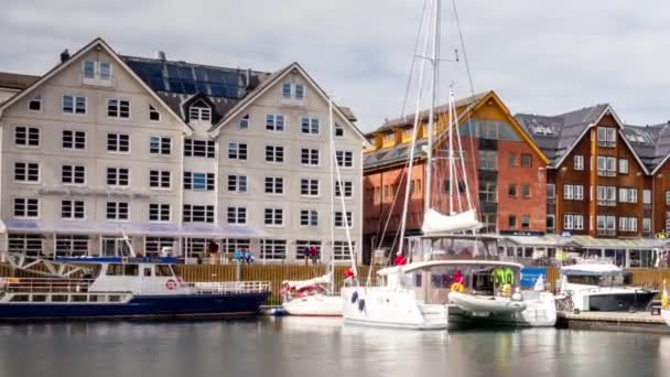 挪威北部特罗姆瑟的一个码头景观。特罗姆瑟被认为是世界上人口超过5万的最北端城市. — 图库视频影像