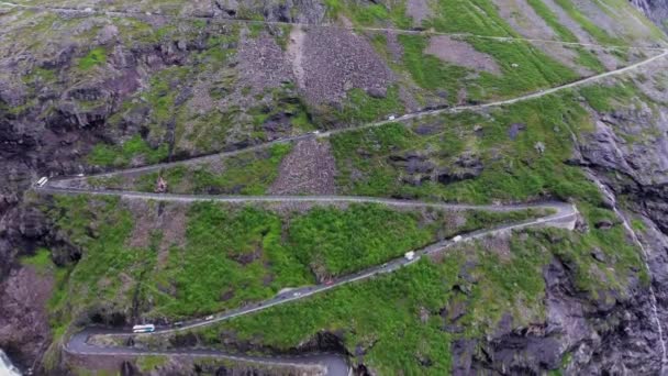 Trol Yolu Trollstigen veya Norveç 'teki Trol stigveien kıvrımlı dağ yolu. Hava görüntüleri — Stok video