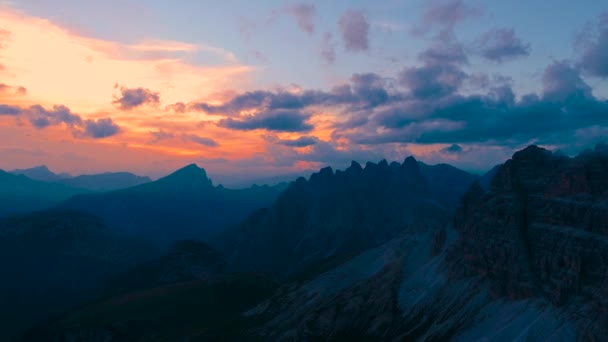 Parque Nacional de la Naturaleza Tre Cime En los Alpes Dolomitas. Hermosa naturaleza de Italia. Vuelos aéreos de aviones no tripulados FPV al atardecer — Vídeos de Stock