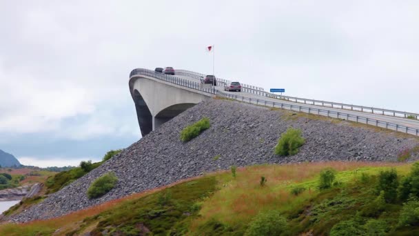 Atlantic Ocean Road o Atlantic Road (Atlanterhavsveien) ha sido galardonado con el título de (Norwegian Construction of the Century). La carretera clasificada como Ruta Turística Nacional . — Vídeos de Stock