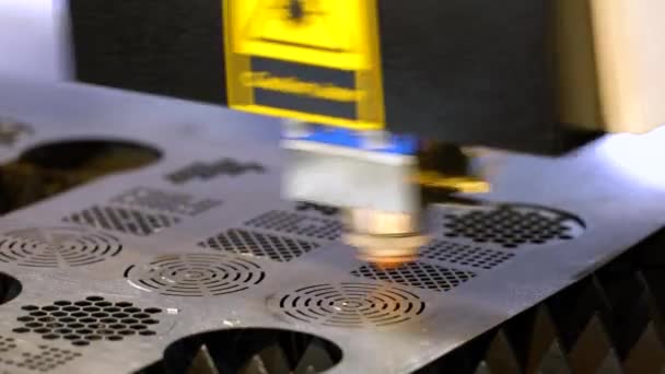 CNC κοπή μετάλλων λέιζερ, σύγχρονη βιομηχανική τεχνολογία. — Αρχείο Βίντεο