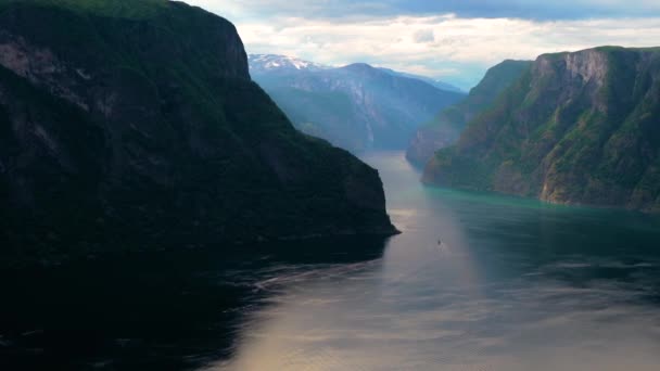 Gyönyörű természet Norvégia természeti táj. Sognefjord vagy Sognefjorden, Norvégia Flam — Stock videók