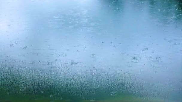 Abstrakt bakgrund, regn droppar på vattnet — Stockvideo
