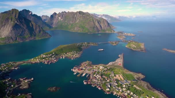 Панорама Лофотенские острова в графстве Нордланд, Норвегия. Известен своими уникальными пейзажами с впечатляющими горами и пиками, открытым морем и защищенными бухтами, пляжами и нетронутыми землями . — стоковое видео