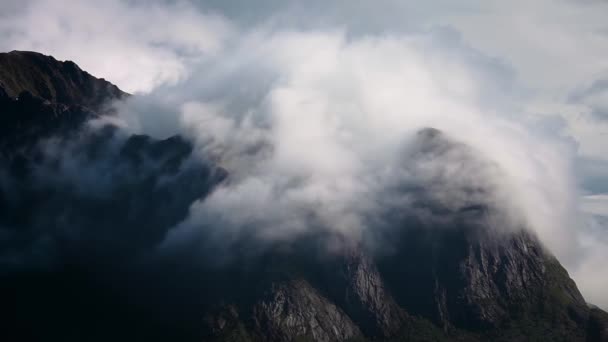 Lofoten è un arcipelago della contea di Nordland, in Norvegia. È noto per un paesaggio caratteristico con montagne e cime spettacolari, mare aperto e baie riparate, spiagge e terre incontaminate . — Video Stock