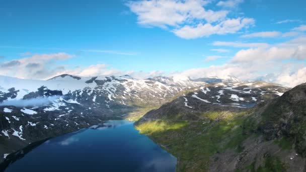 Havadan çekilen görüntüler Güzel Doğa Norveç. Göl ve fiyortların üzerinden uçuyor. Kuş bakışı görüş.. — Stok video