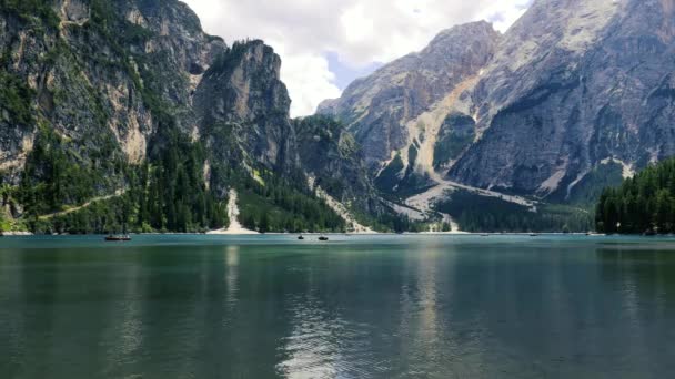 Λίμνη Lago di Braies στους Δολομίτες, Ιταλία Άλπεις — Αρχείο Βίντεο