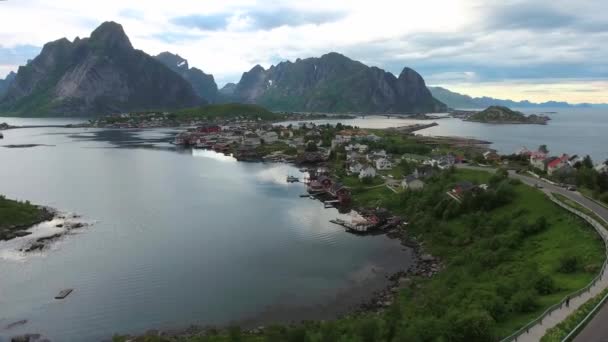 Lofoten is een eilandengroep in de Noorse provincie Nordland. Staat bekend om een onderscheidend landschap met dramatische bergen en pieken, open zee en beschutte baaien, stranden en ongerepte landen. — Stockvideo