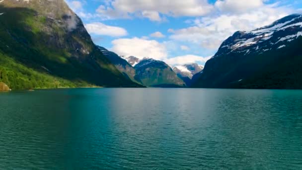 Piękna przyroda Krajobraz Norwegii. Nagrania lotnicze jezioro lovatnet. — Wideo stockowe